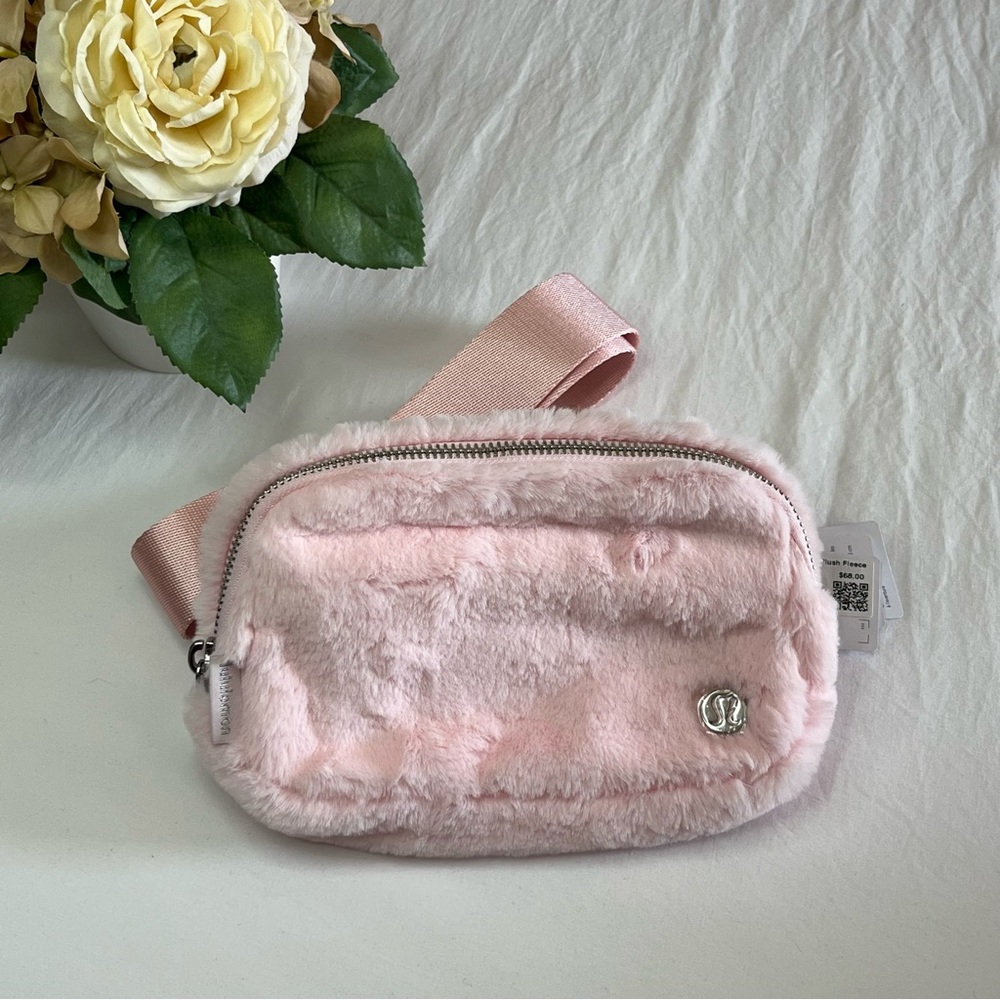 Lululemon Everywhere Belt Bag Plush Fleece Strawberry Milkshake RARE